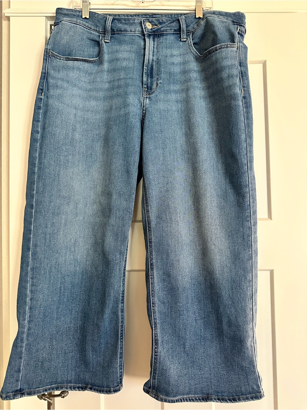 Old Navy Women’s Wide Leg Jeans – Size 16